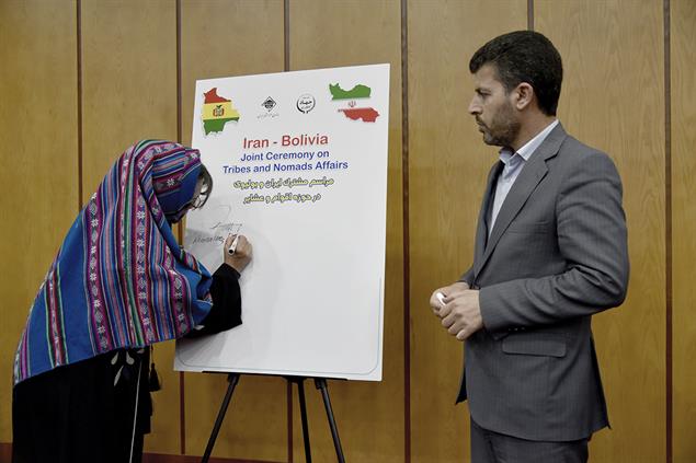امضای قاب یادبود همایش مشترک ایران و بولیوی در حوزه اقوام  و عشایر 
